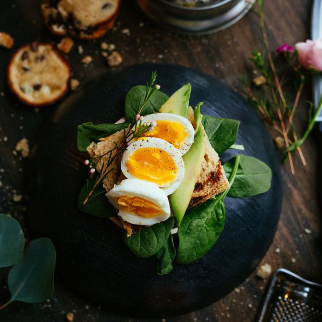 Pent danderte egg på frokostrett