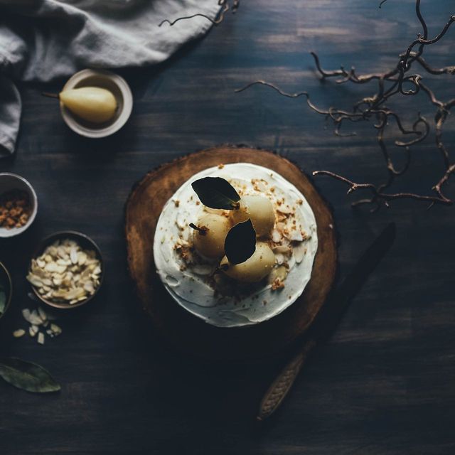 Dessert med pærer på mørk bakgrunn
